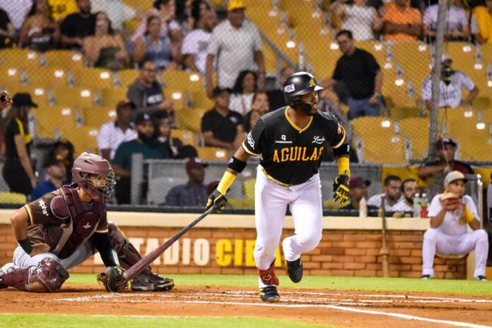 Alberto Rodríguez, de las Águilas Cibaeñas recibe pelotazo en la cara durante juego