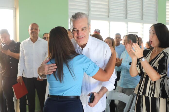 Abinader inaugura escuela tras 11 años de espera en San Juan