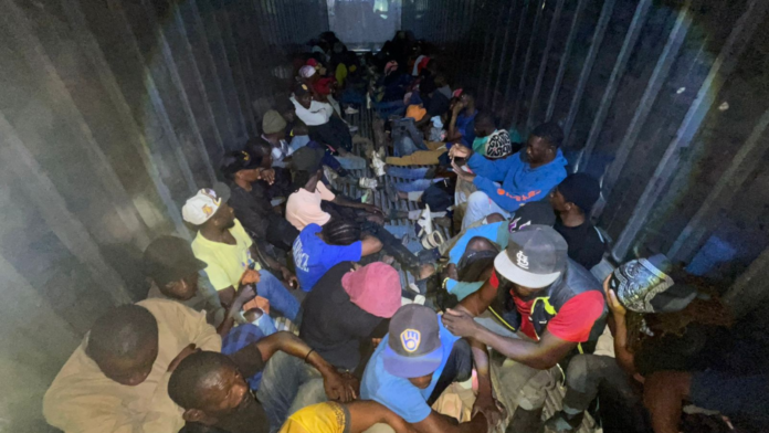 Detienen furgón con 52 haitianos indocumentados frente a fortaleza de Mao