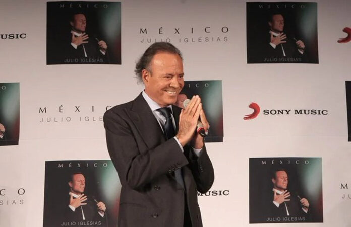 Julio Iglesias dice que todo se va a aclarar y su entorno cercano niega los hechos