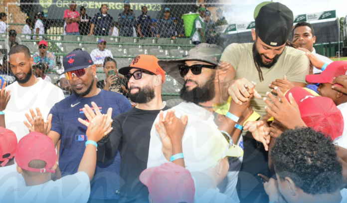 Clínica infantil organizada por FEDOM y MLB reúne a niños y figuras del béisbol en el Tetelo Vargas