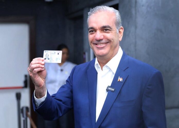 JCE entrega nueva cédula al presidente Abinader