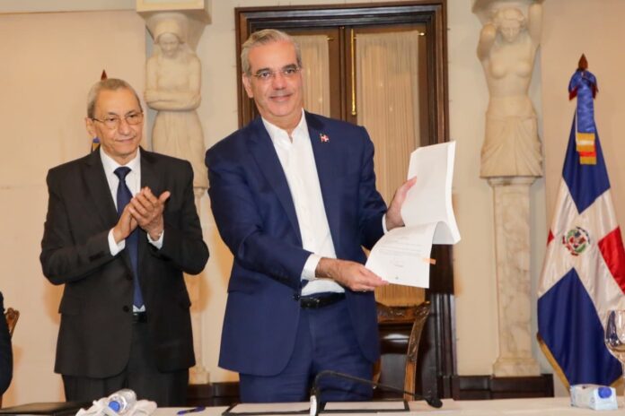 Abinader aprueba reglamento de la Ley 47-25 de Contrataciones