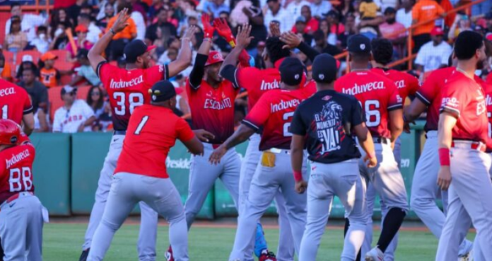 Escogido vence 4-3 a los Toros en 11 entradas y deja la Serie Final “a punto de mate”