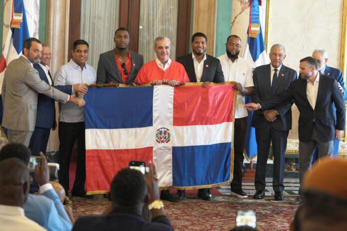 Escogido recibe la bandera y va por el bicampeonato caribeño