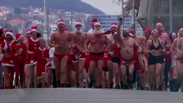¡Ni el frío los detiene! En sexis trajes de baño, celebran la anual Carrera de Papá Noel en budapest