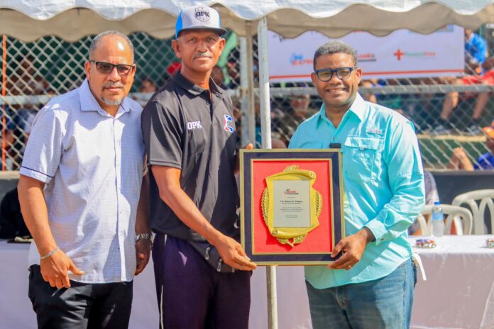 Reconocen a Robert Polanco, director del PROPEEP, durante torneo infantil de béisbol en SDO