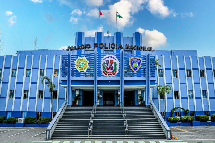 PN arrestan ex oficial de la policía al intentar salir a EE.UU