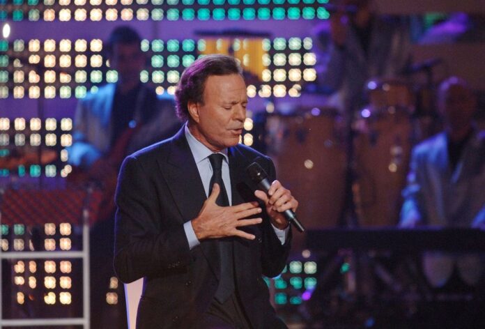 Julio Iglesias retiene su honor tras un tenso debate en el Ayuntamiento de Madrid