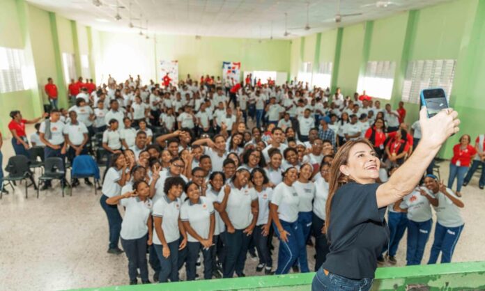 Carolina Mejía conversa con jóvenes sobre cuidar la ciudad
