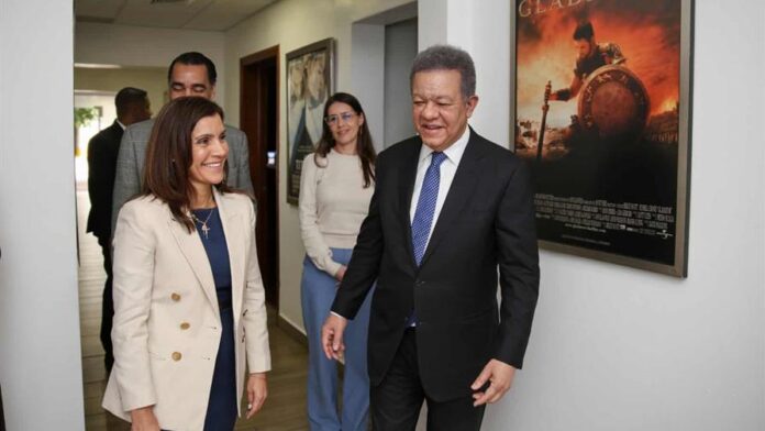 Embajadora de EE. UU. visita Funglode y se reúne con Leonel Fernández