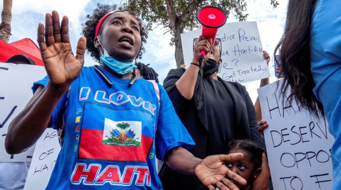 Jueza bloquea la deportación de más de 350 mil haitianos desde EE. UU. UU.