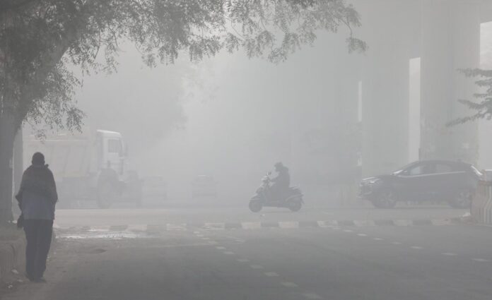 Más de 100 vuelos cancelados en Nueva Delhi por baja visibilidad