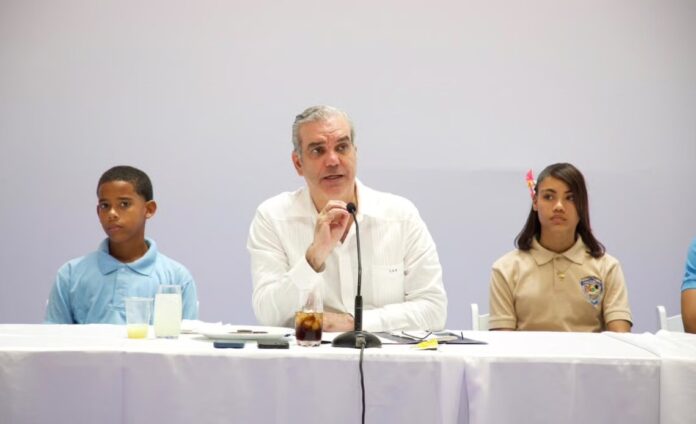 Abinader a exhorta jóvenes a estudiar carreras relacionadas con ciencias e idiomas