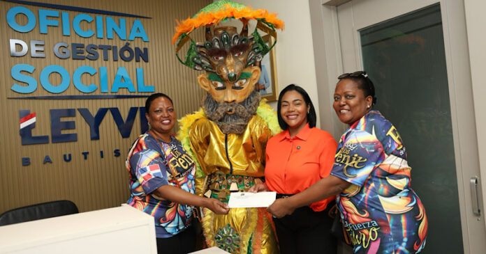 Leyvi Bautista entrega aporte al Carnaval de Herrera y patrocina cuatro comparsas
