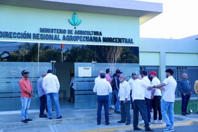 Exdirectores de Agricultura reclaman deuda al ministro