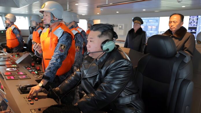 Ejército norcoreano realiza una prueba con misiles desde un nuevo barco destructor
