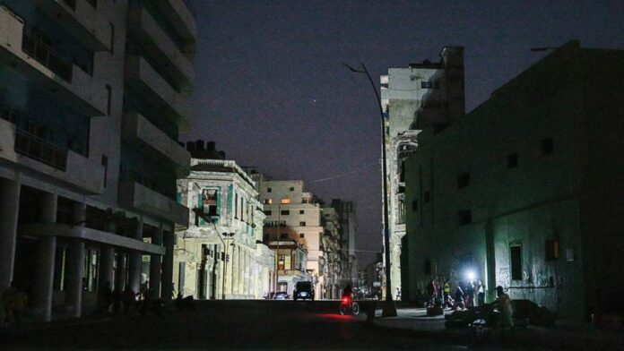 Apagón masivo en Cuba por una falla en una central térmica; se recupera lentamente