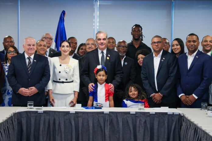 Abinader se reúne con dominicanos en Chile