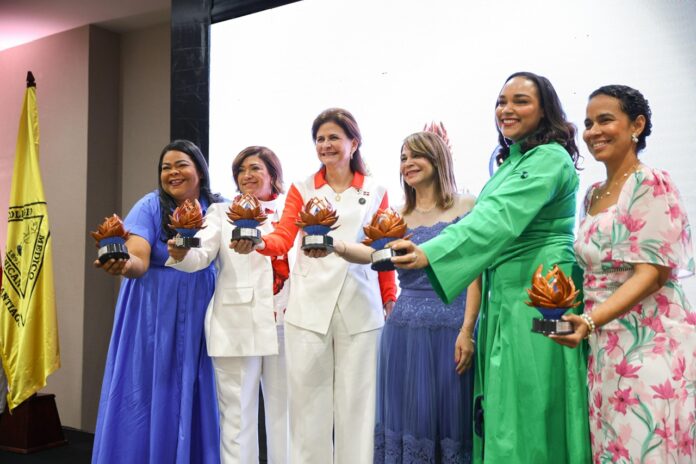 Reconocen a Raquel Peña con Premio Armida García en salud