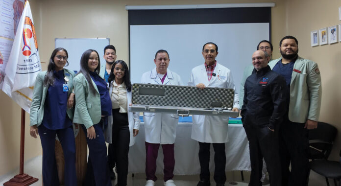 Donan equipos a programas de residencias médicas del Hospital Moscoso Puello