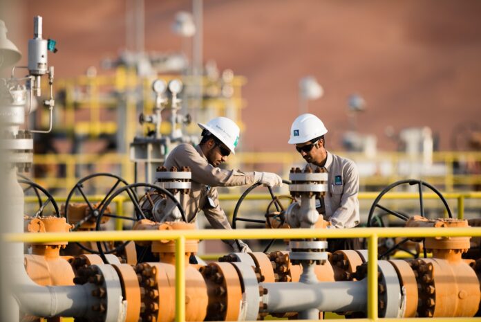 Se complica el mercado: Arabia Saudí reduce producción de petróleo por bloqueo en Ormuz