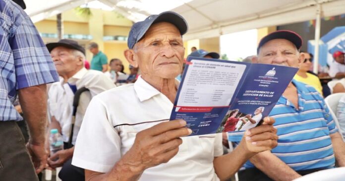 Unos 700 adultos mayores celebran acceso a servicios y derechos en Sánchez Ramírez