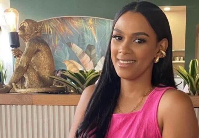 Liberan a dominicana detenida por ICE y ordenan audiencia de fianza