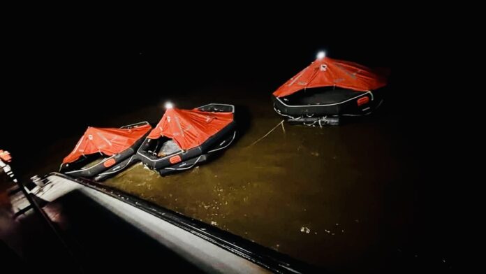 Rescatan 53 personas tras naufragio de ferry en Guyana 