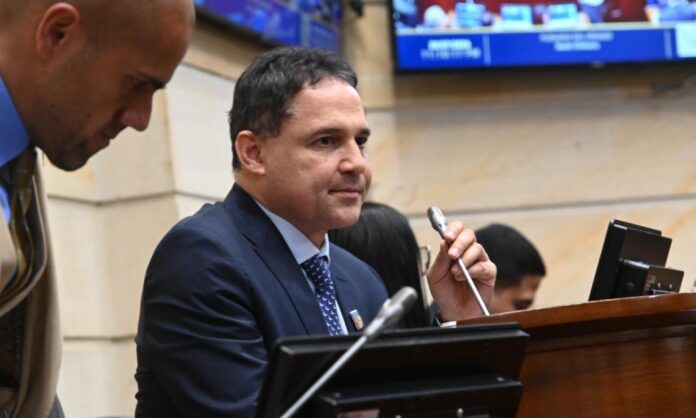 Petro se une a Uribe y eligen a Honorio Henríquez presidente del Senado