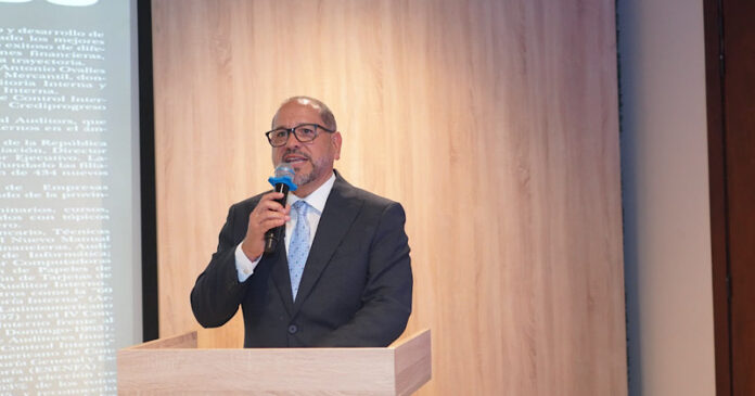 Abogado como más de 35 años de experiencia presenta fundación por la transparencia