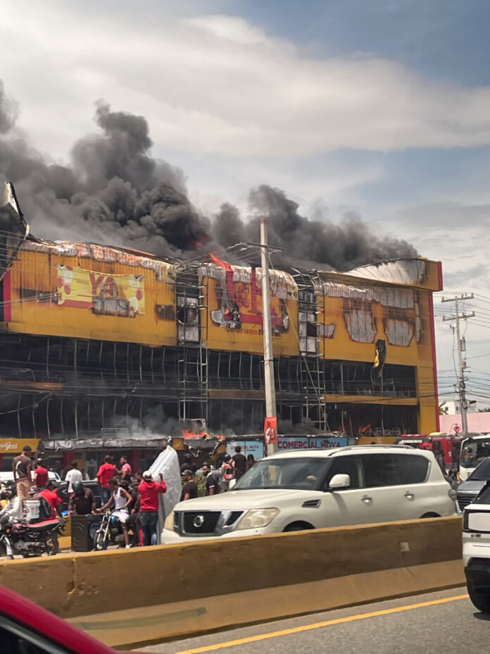 Incendio consume sucursal de L&R Comercial en Las Américas