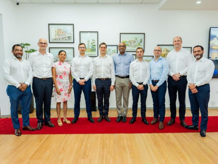 Cúpula de VINCI Airports inspecciona terminales FBO de Universal Aviation en RD