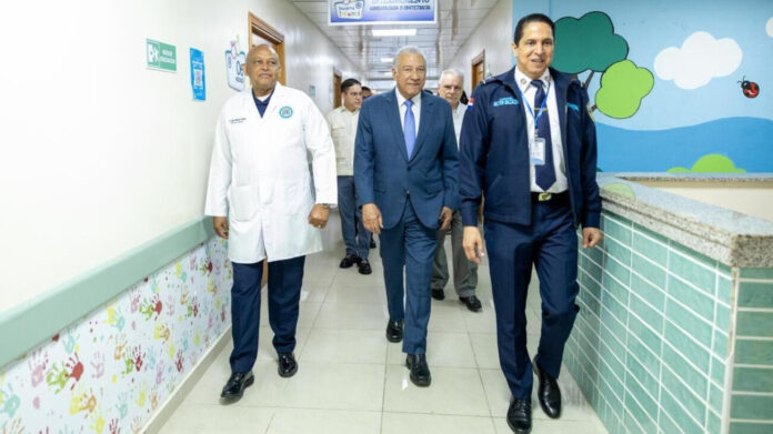 Bautista realiza recorrido por el Hospital General Docente de la Policía Nacional