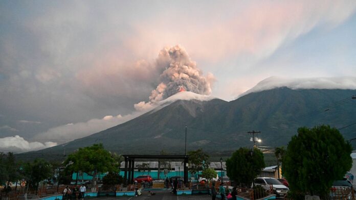 Guatemala declara alerta por erupción del volcán de Fuego