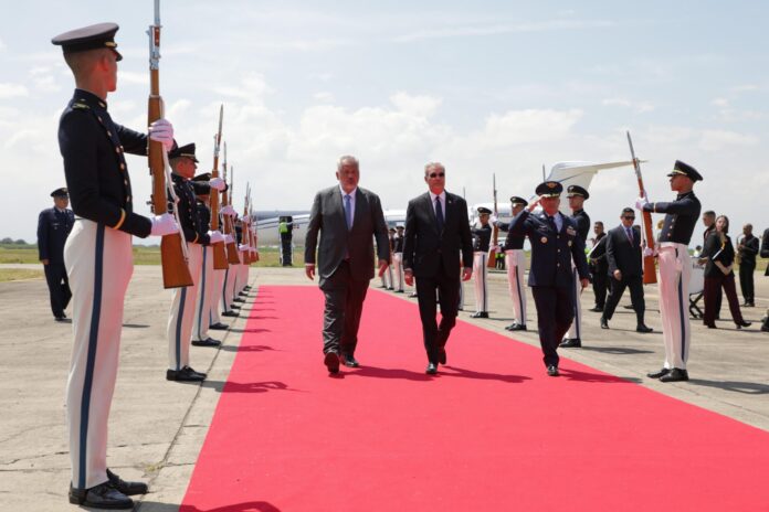 Abinader llega a Cali para investidura del presidente de Colombia