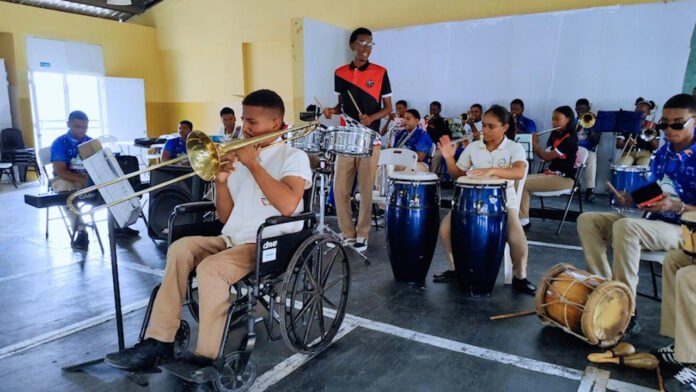 Estudiante Enkel Nova Vásquez convierte su pasión por la música en una historia de superación y logros