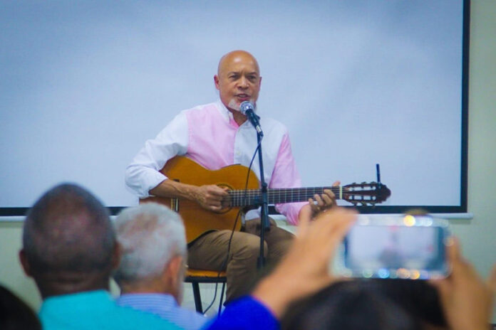 Enrique Féliz cautiva a Tamayo con la presentación de sus más recientes obras literarias