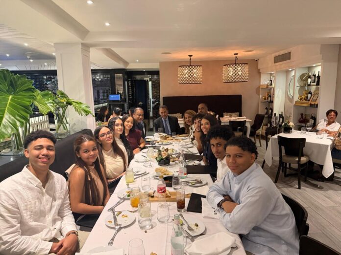 Indotel acerca a estudiantes Universidad de Nueva York a sus raíces dominicanas
