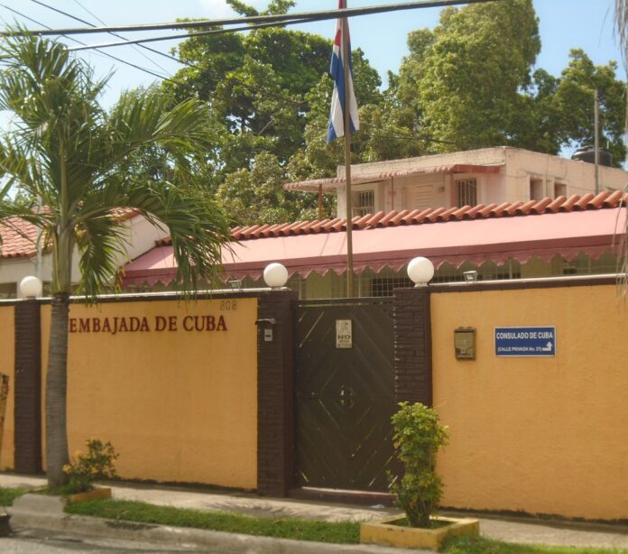 Cancillería dominicana ordena salida de nueve diplomáticos cubanos