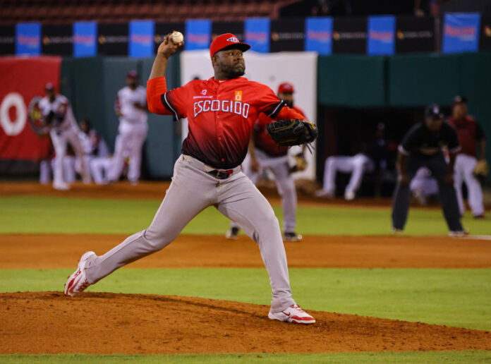 Héctor Neris y Jimmy Paredes seguirán en las filas del Escogido