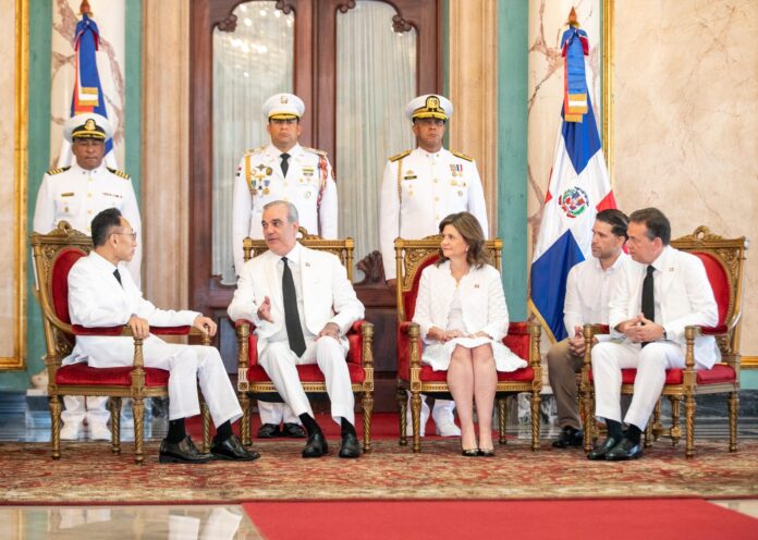 Abinader recibe cartas credenciales de nueve nuevos embajadores