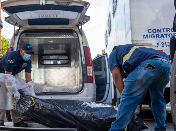Hallan muerto a dominicano dentro de camión en sede de la DGM