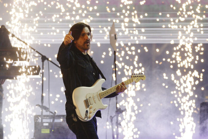 Juanes impulsa campaña para reconstruir zonas afectadas por terremoto en Colombia