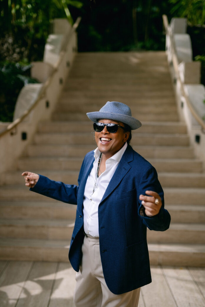 Sergio Vargas junto a la Filarmónica de Villa Altagracia en Lungomare