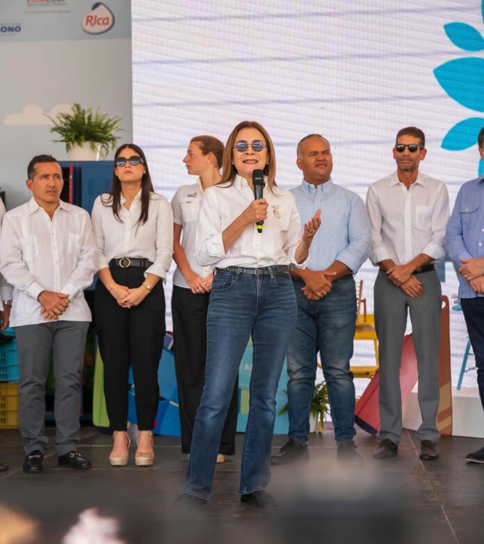 Carolina Mejía destaca impacto de Plásticos por Útiles Escolares