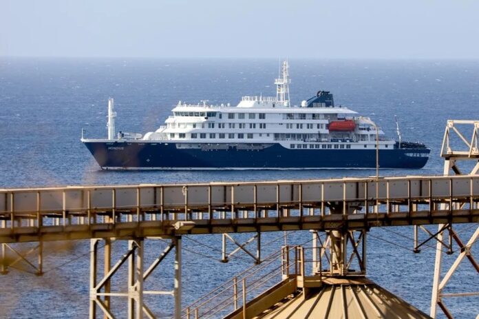 Catorce españoles en el crucero afectado con hantavirus, que podría recalar en Canarias