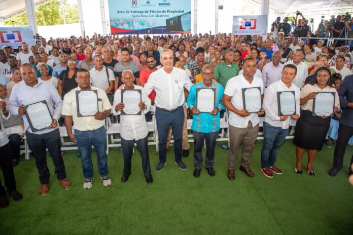 Abinader entrega 1,750 títulos en Los Alcarrizos y anuncia nuevas adjudicaciones