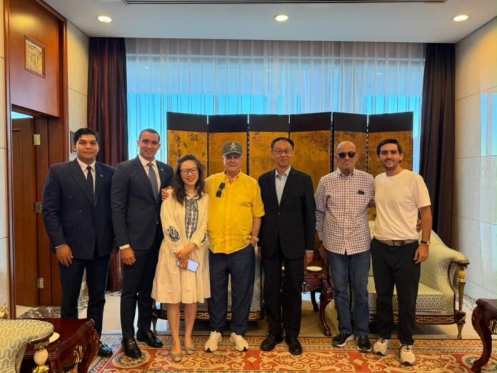 Hipólito Mejía llega a China y destaca bienvenida recibida