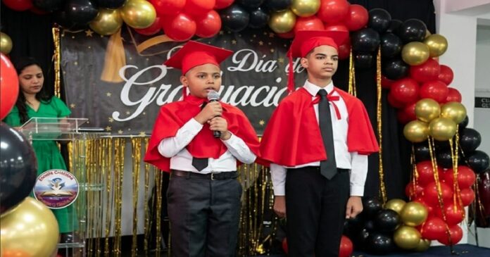 Centro de Estudios Delin gradúa a 60 niños en el programa «Ya se leer en inglés»